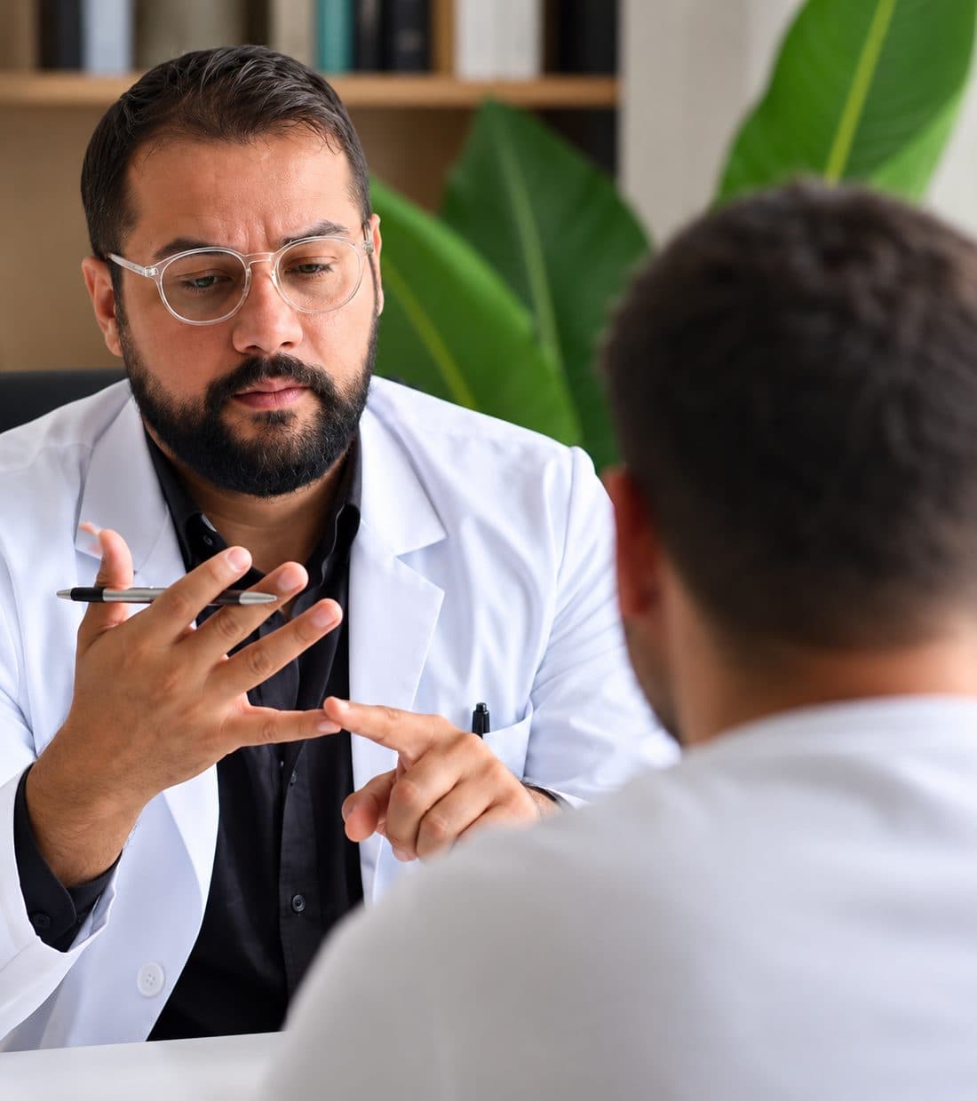 Médico autônomo em consulta, explicando algo a um paciente
